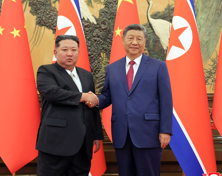Sastaje se s Kim Jong-unom: Zgrade u Pjongjangu "obučene" u lik Xija