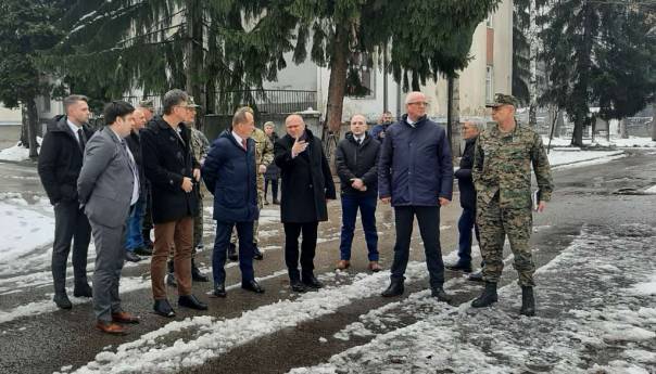 Sastanak povodom prezentacije civilno-vojnog projekta u kasarni Travnik