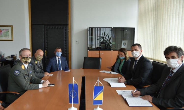 Sastanak zamjenika Jovića i komandanta EUFOR-a Reinharda Trischaka