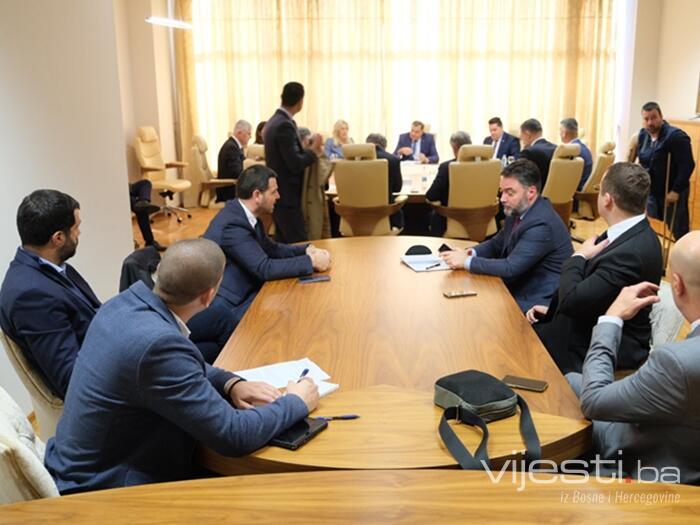 Sastanku SNSD-a, HDZ-a i Trojke prisustvuje i Dodikov sin