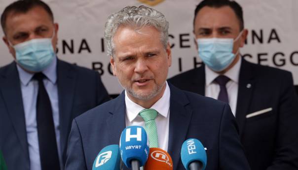 Sattler o Dodikovom povlačenju nadležnosti: Ne dolazi u obzir