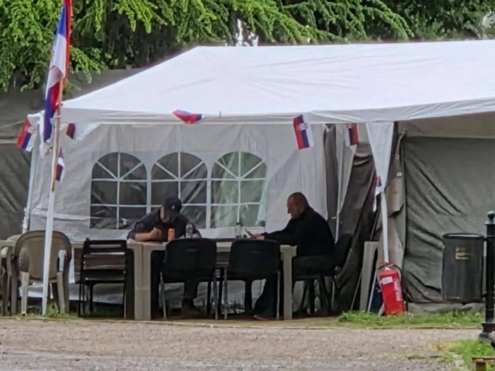 Šatori pred Skupštinom Srbije, centar grada paralizovan