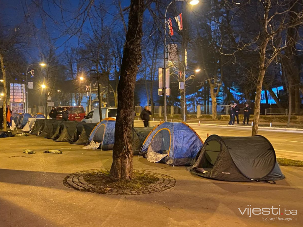 Šatori sa Dodikovim pristalicama nestali u noći, ostao je nered