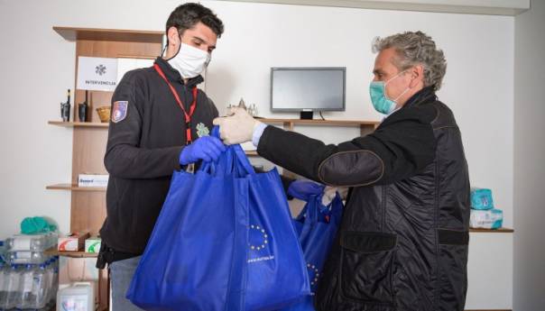 Sattler posjetio Tim volontera, donirao zaštitna odjela i naočale