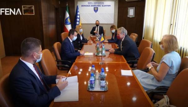 Sattler uručio dva respiratora Kantonalnoj bolnici Zenica