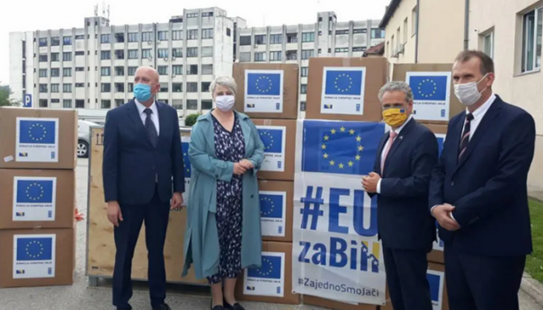 Sattler uručio medicinsku opremu UKC Tuzla