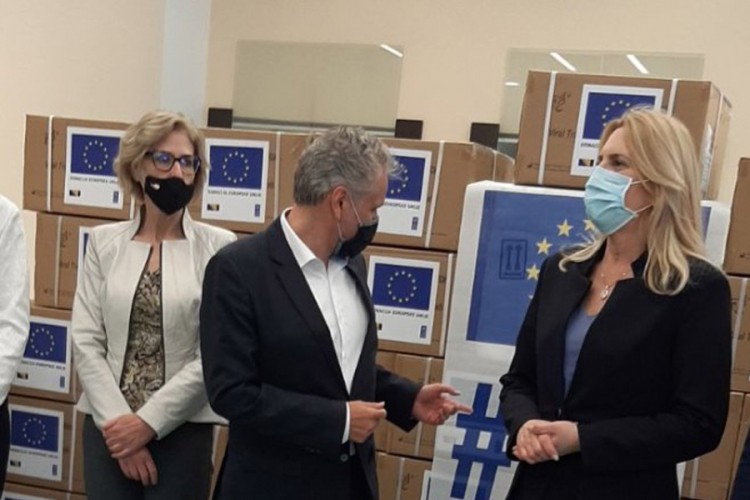 Sattler uručio PCR testove Institutu za javno zdravstvo RS