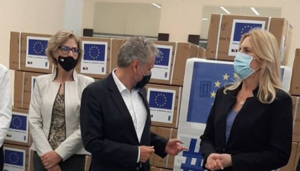Sattler uručio PCR testove Institutu za javno zdravstvo RS