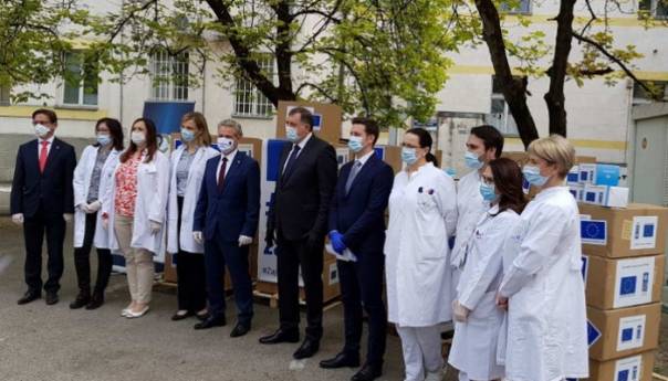 Sattler uručio zaštitnu opremu Institutu za javno zdravstvo RS