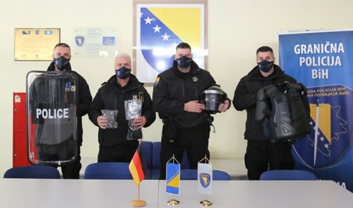 Savezna policija Njemačke donirala taktičke rukavice i zaštitna odijela GPBiH