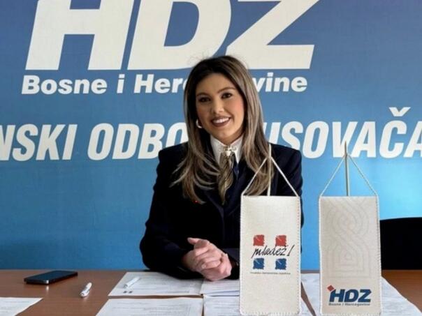 Savjetnica HDZ-ovog funkcionera obavlja dvije funkcije, Komisija šuti