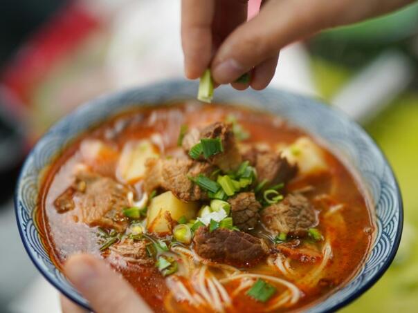 Savršen gulaš: Teleće meso u pikantnom sosu za pravi gurmanski užitak!