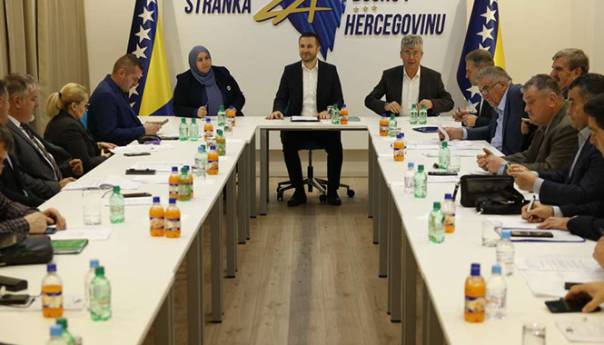 SBIH: Militantna parada sile u Lukavici, poraz demokratske Evrope i svijeta