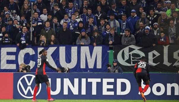Schalke kažnjen zbog rasističkog skandiranja navijača na utakmici protiv Herthe