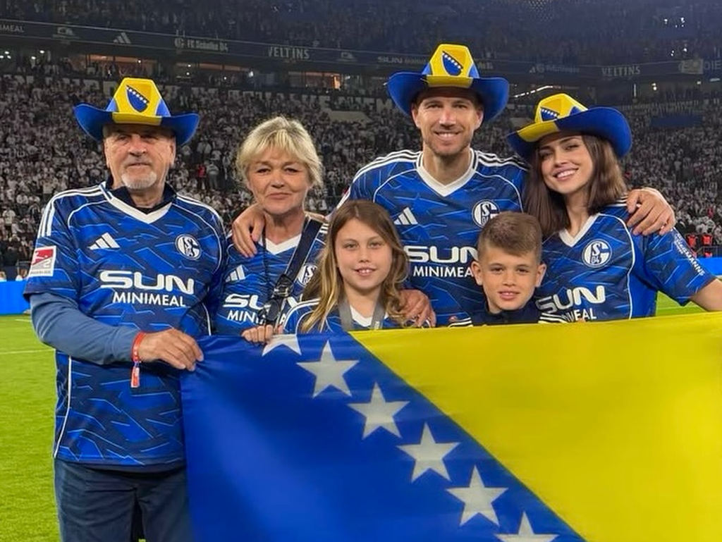 Schalke podigao pehar, Džeko sa porodicom slavio uz zastavu BiH