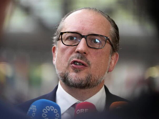 Schallenberg: Balkan gledate lupom, Kijev kroz ružičaste naočare