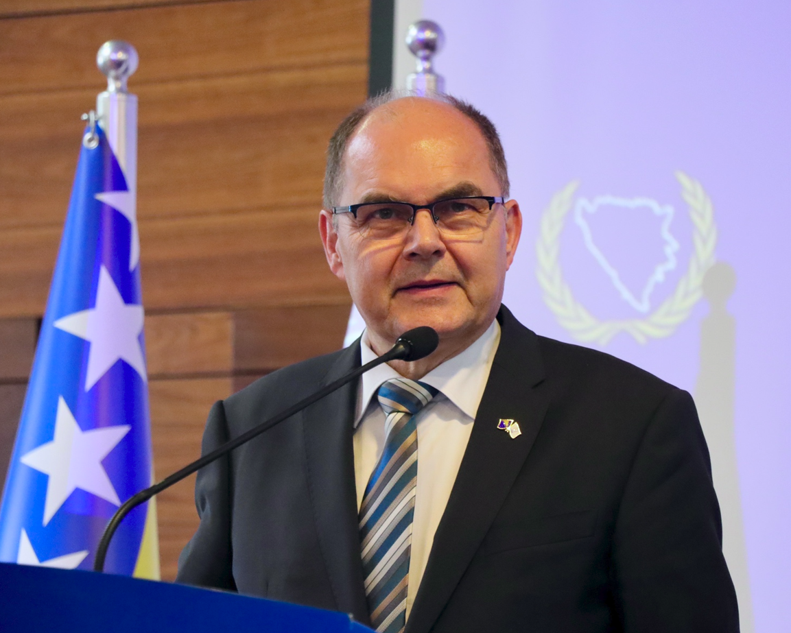 Schmidt: Božić je vrijeme da se zastane i prisjeti vrijednosti koje nas povezuju