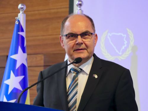 Schmidt: Božić je vrijeme da se zastane i prisjeti vrijednosti koje nas povezuju