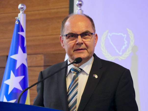 Schmidt: Božić je vrijeme da se zastane i prisjeti vrijednosti koje nas povezuju