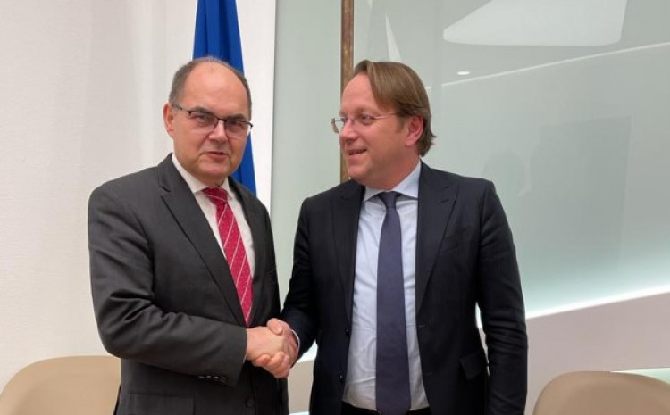 Schmidt i Varhely: Raditi na ključnim reformama