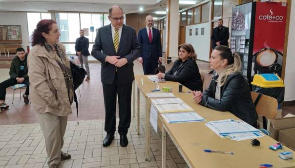 Schmidt: Ne bi trebalo biti izgovora da se ne izađe na izbore