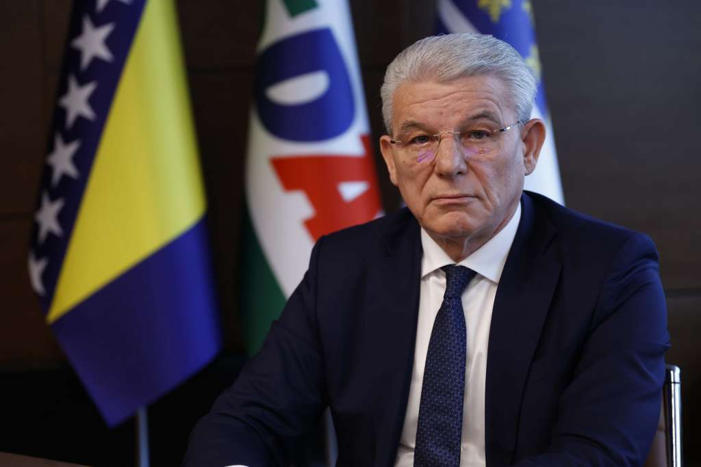 Schmidt nije trajno uklonio blokade, a smanjio je ustavni položaj Bošnjaka