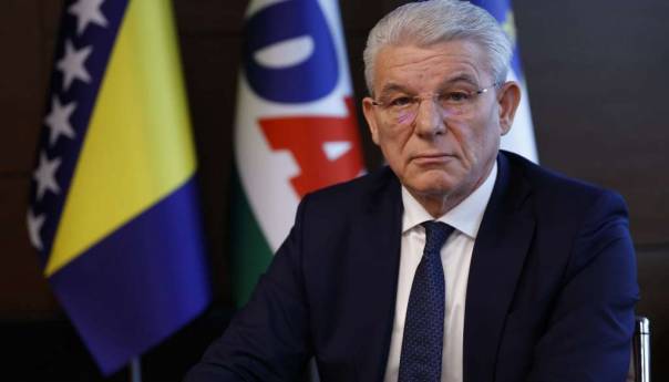 Schmidt nije trajno uklonio blokade, a smanjio je ustavni položaj Bošnjaka