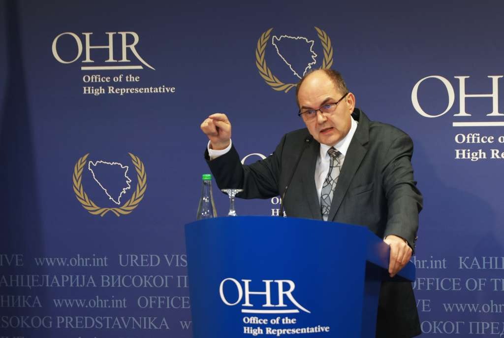 Schmidt: Nisam Lajčak, ne povlačim odluke