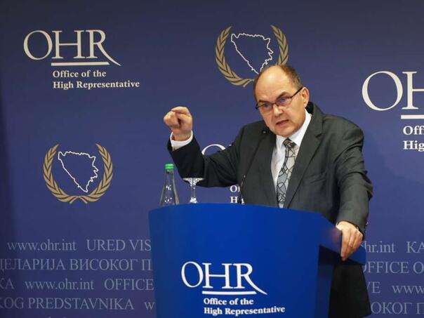 Schmidt: Nisam Lajčak, ne povlačim odluke