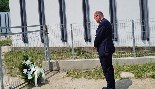 Schmidt posjetio mjesta masovnih ubistava Bošnjaka u Kravici i Novoj Kasabi