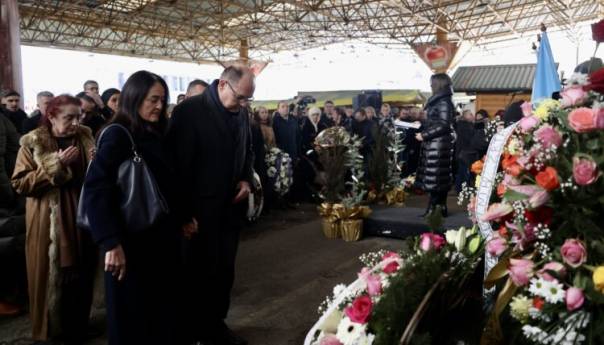 Schmidt odao počast žrtvama masakra na Markalama, uputio poruku mladima