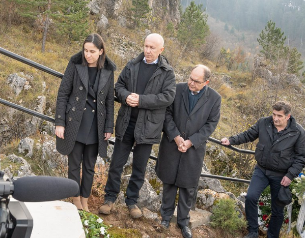 Schmidt osudio skrnavljenje spomenika žrtvama na Kazanima