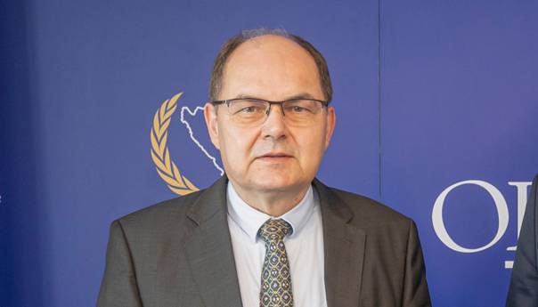 Schmidt poručio Dodiku: Ako misli da igra ide dalje, za njega je igra završena