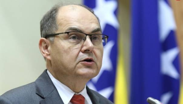 Schmidt pozvao Dodika da se 'spusti na zemlju'