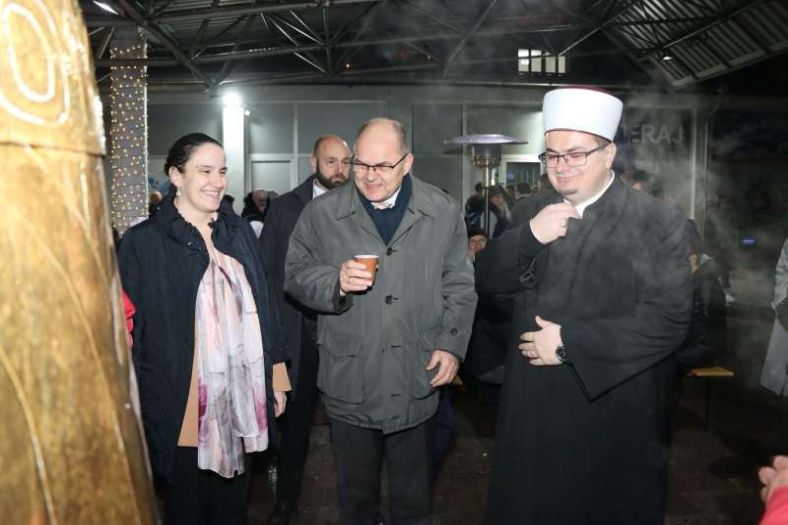 Schmidt prisustvovao iftaru na Grbavici koji je organizovala Karić