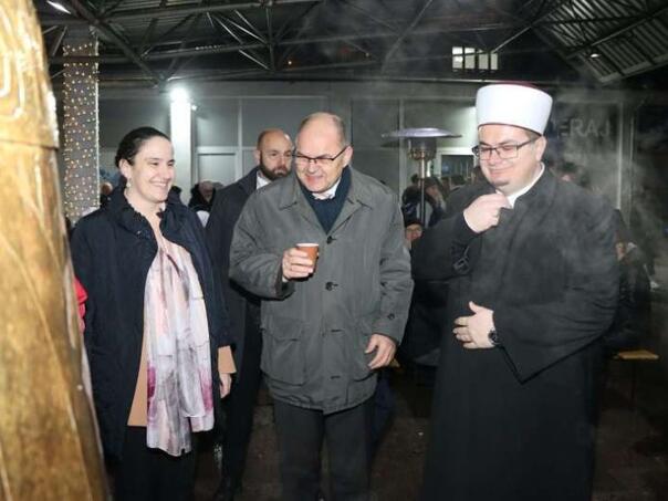 Schmidt prisustvovao iftaru na Grbavici koji je organizovala Karić