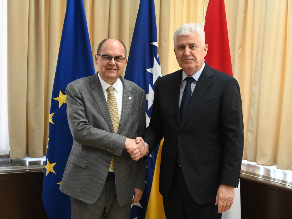 Schmidt s Čovićem o EU putu, dok ga HDZ paralelno blokira