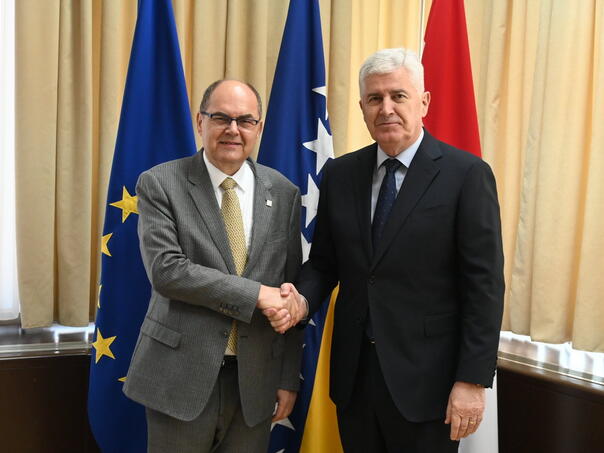 Schmidt s Čovićem o EU putu, dok ga HDZ paralelno blokira