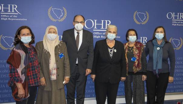 Visoki predstavnik se sastao sa majkama Srebrenice