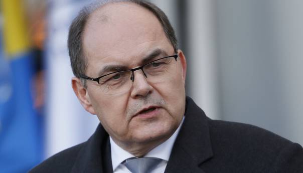 Schmidt: SDA ima 13 delegata, to nije blokada, neka se dogovore