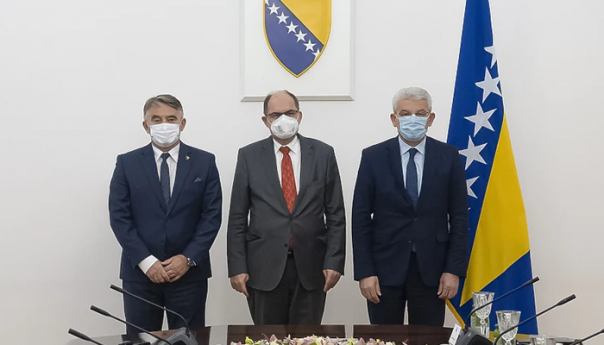 Schmidt: Teško stečeni mir ne može biti doveden u pitanje