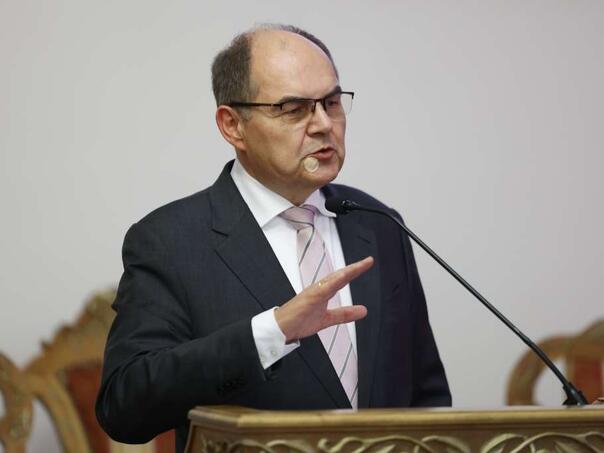 Schmidt u isti kontekst stavio zločinca Mladića i Aliju Izetbegovića!