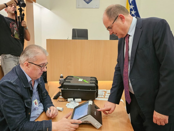 Schmidt u prostorijama CIK-a testirao elektronsku opremu za glasanje