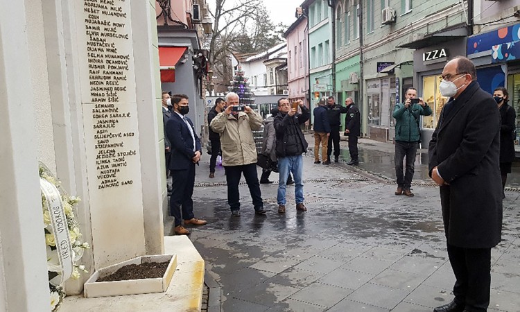 Schmitd odao počast ubijenoj tuzlanskoj mladosti