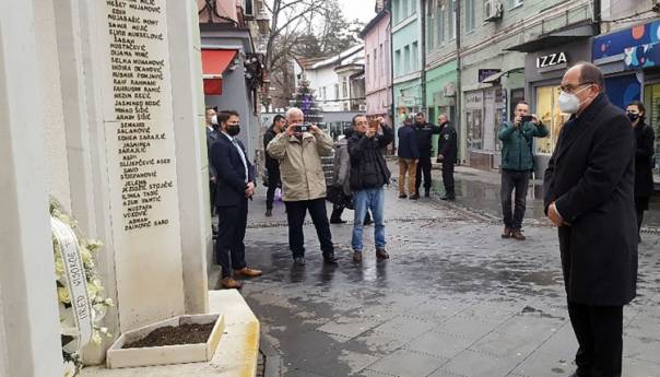 Schmitd odao počast ubijenoj tuzlanskoj mladosti
