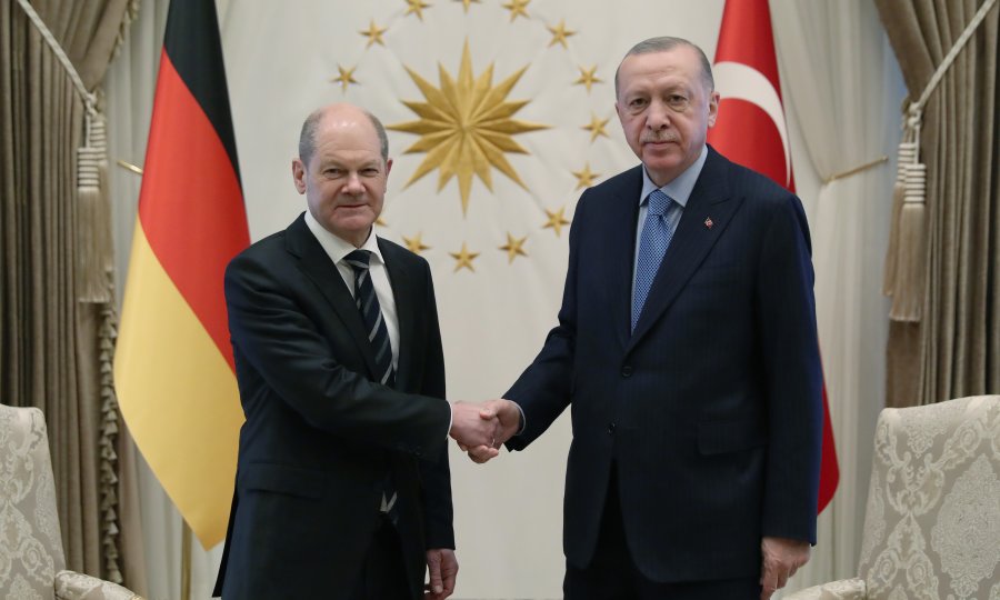Scholz i Erdogan za hitan prekid vatre u Ukrajini