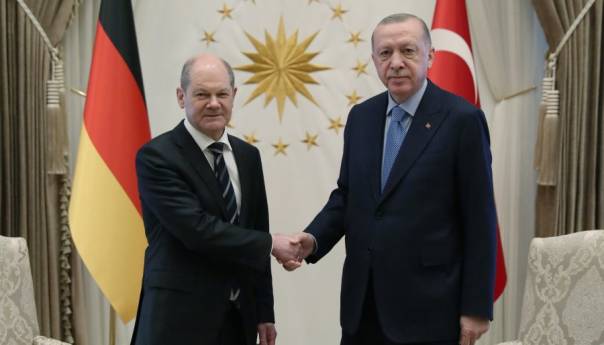 Scholz i Erdogan za hitan prekid vatre u Ukrajini