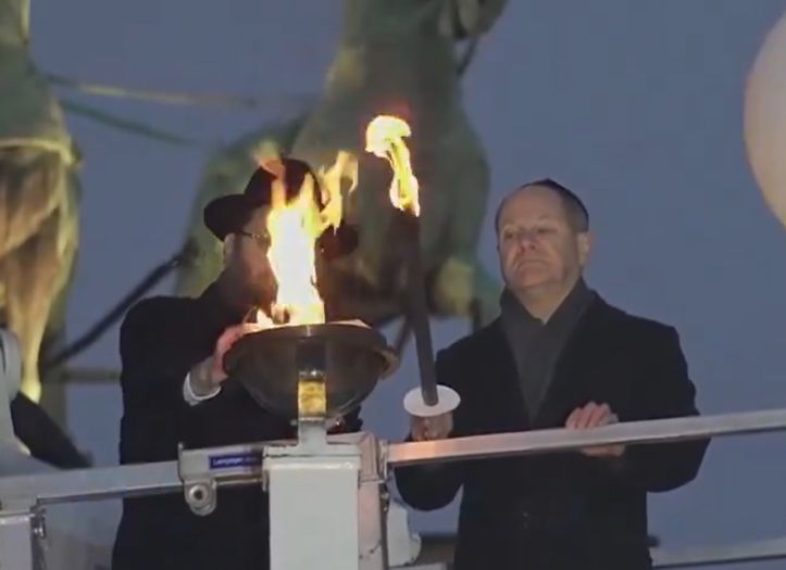 Scholz nosio židovsku kapicu, zapalio svijeću za Hanuku