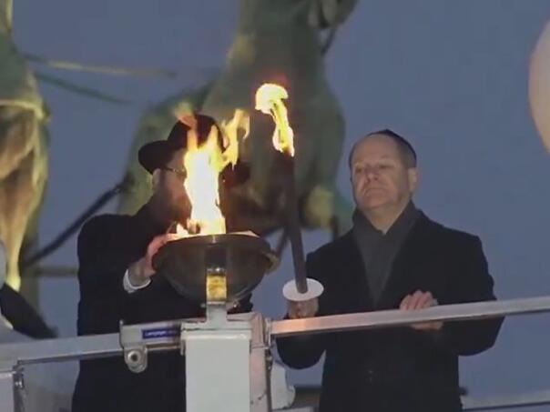 Scholz nosio židovsku kapicu, zapalio svijeću za Hanuku