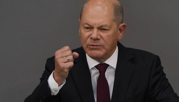 Scholz: Važno nastaviti komunikaciju sa Putinom